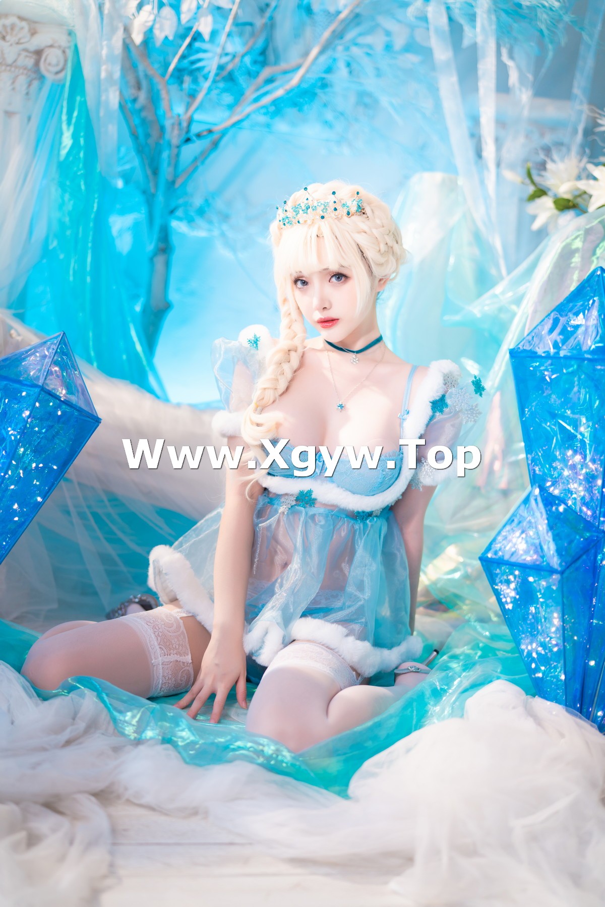 xgyw.top_动漫博主雯妹不讲道理冰雪主题性感薄纱短裙露蕾丝内衣配蕾丝吊袜诱惑写真32P