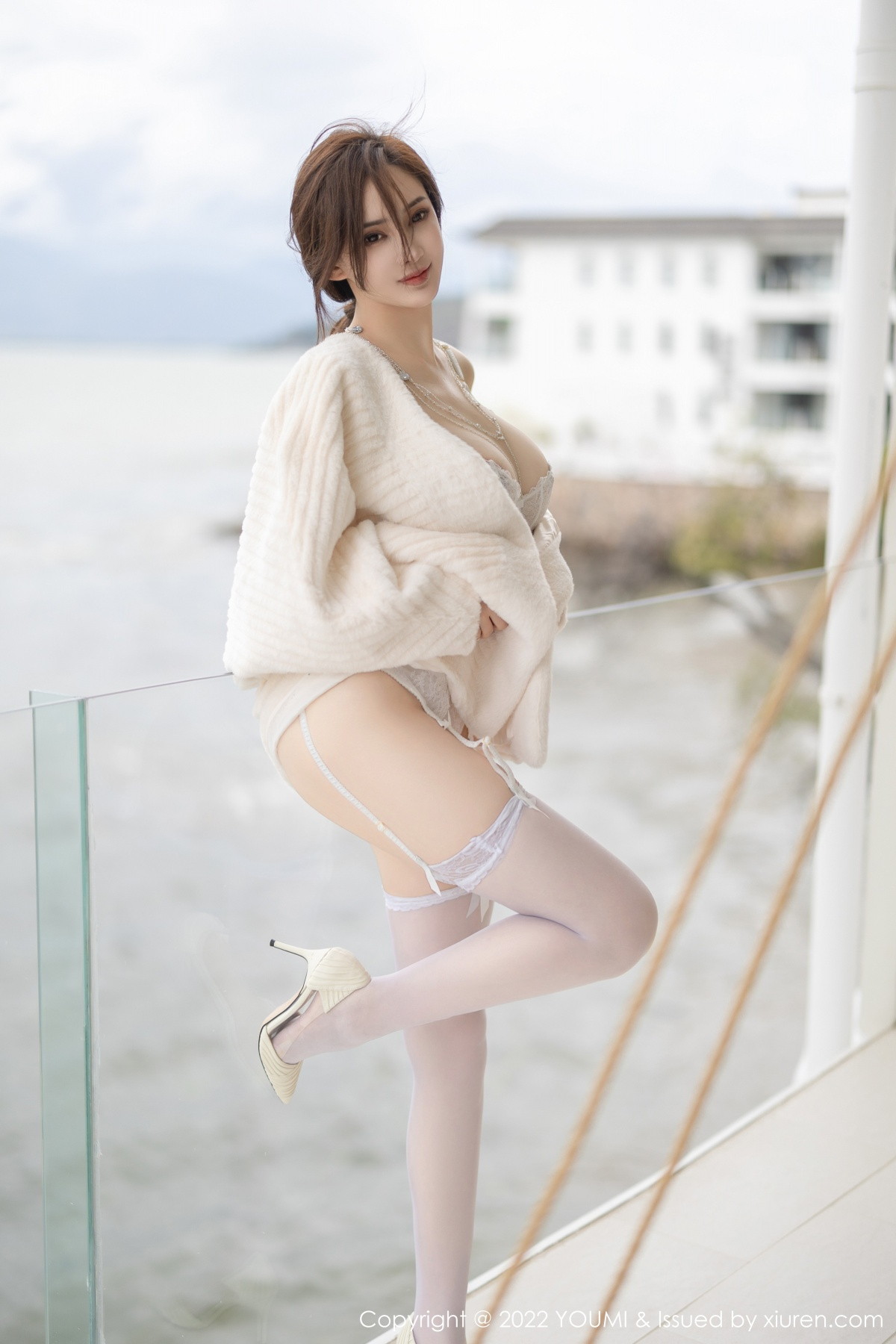 xgyw.top_[YouMi尤蜜荟]Vol.866_女神奶瓶土肥圆户外脱米色外衣露白色蕾丝内衣秀豪乳诱惑写真82P