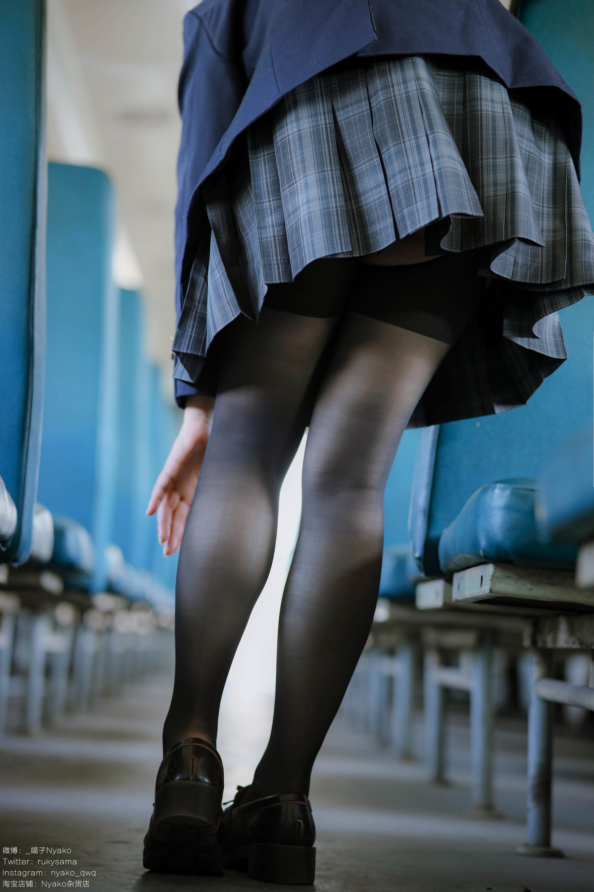 xgyw.top_网络美女Nyako喵子火车JK主题性感JK制服半脱露傲人豪乳遮点极致诱惑写真80P