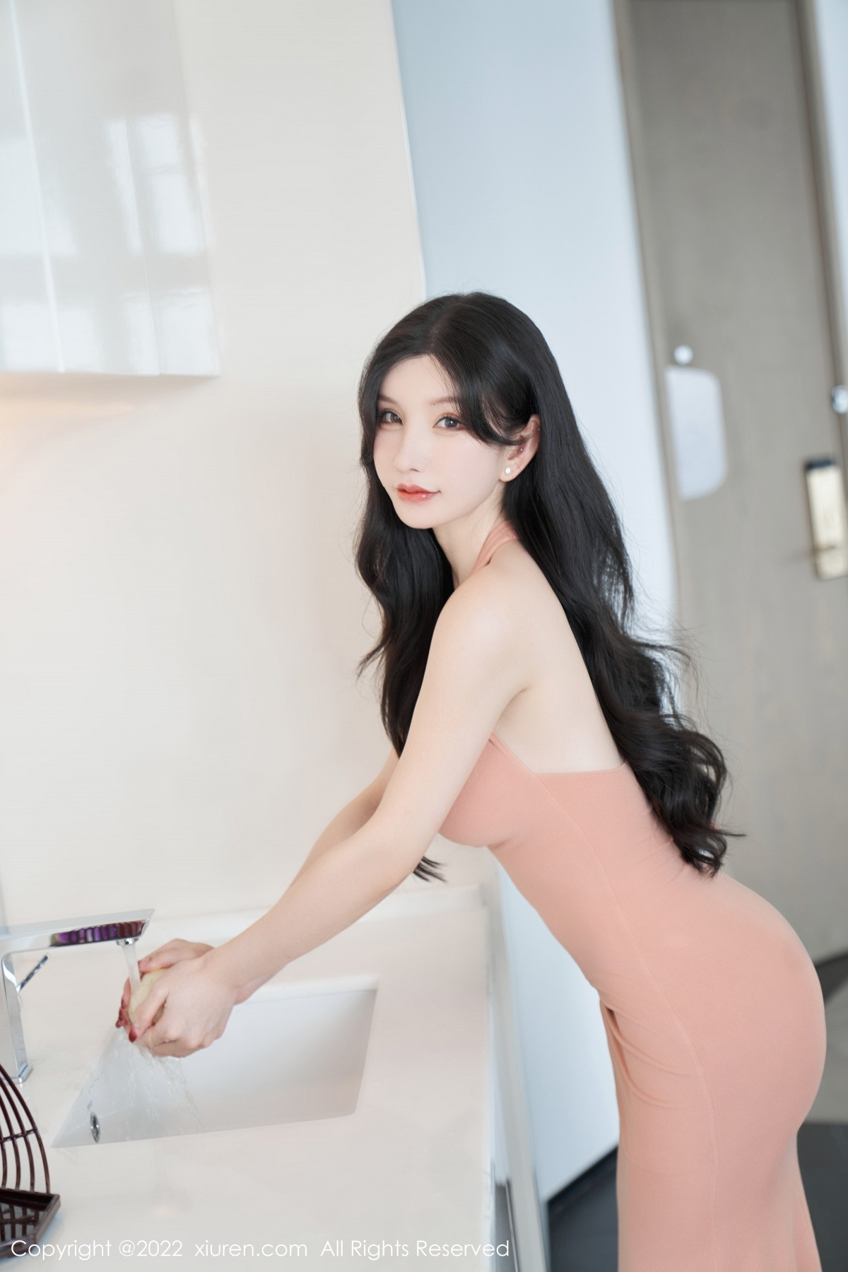 xgyw.top_XiuRen第5881期_女神周于希Sally心愿旅拍性感粉色长裙 白色薄纱惹火诱惑写真80P
