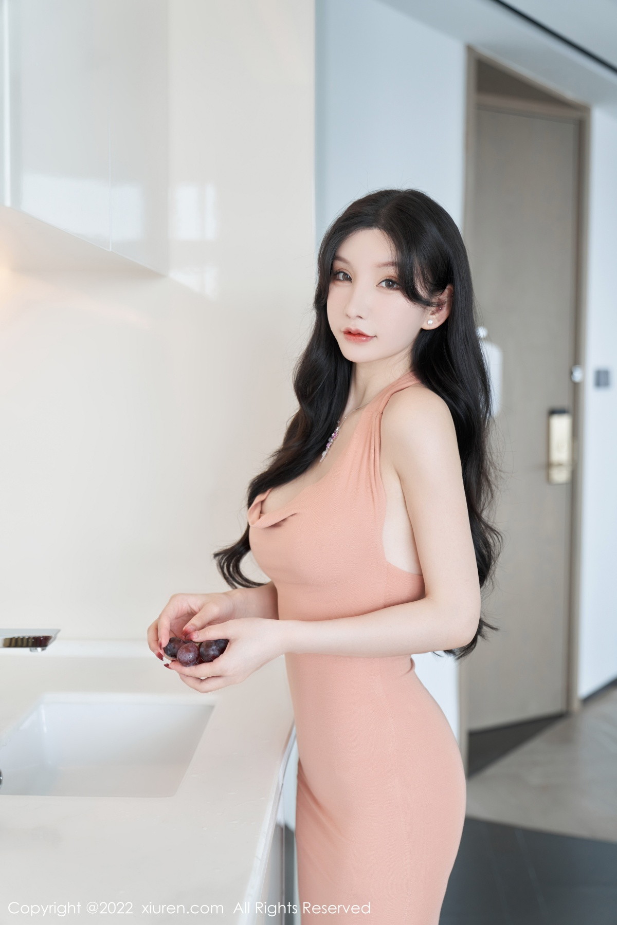 xgyw.top_XiuRen第5881期_女神周于希Sally心愿旅拍性感粉色长裙 白色薄纱惹火诱惑写真80P