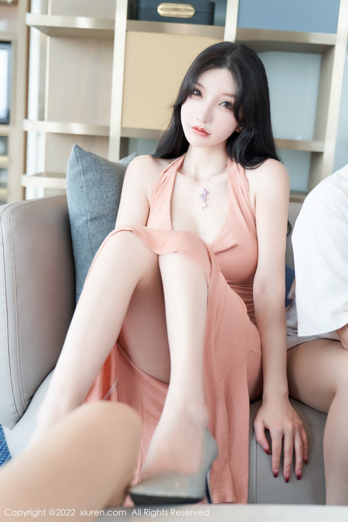 xgyw.top_XiuRen第5881期_女神周于希Sally心愿旅拍性感粉色长裙 白色薄纱惹火诱惑写真80P