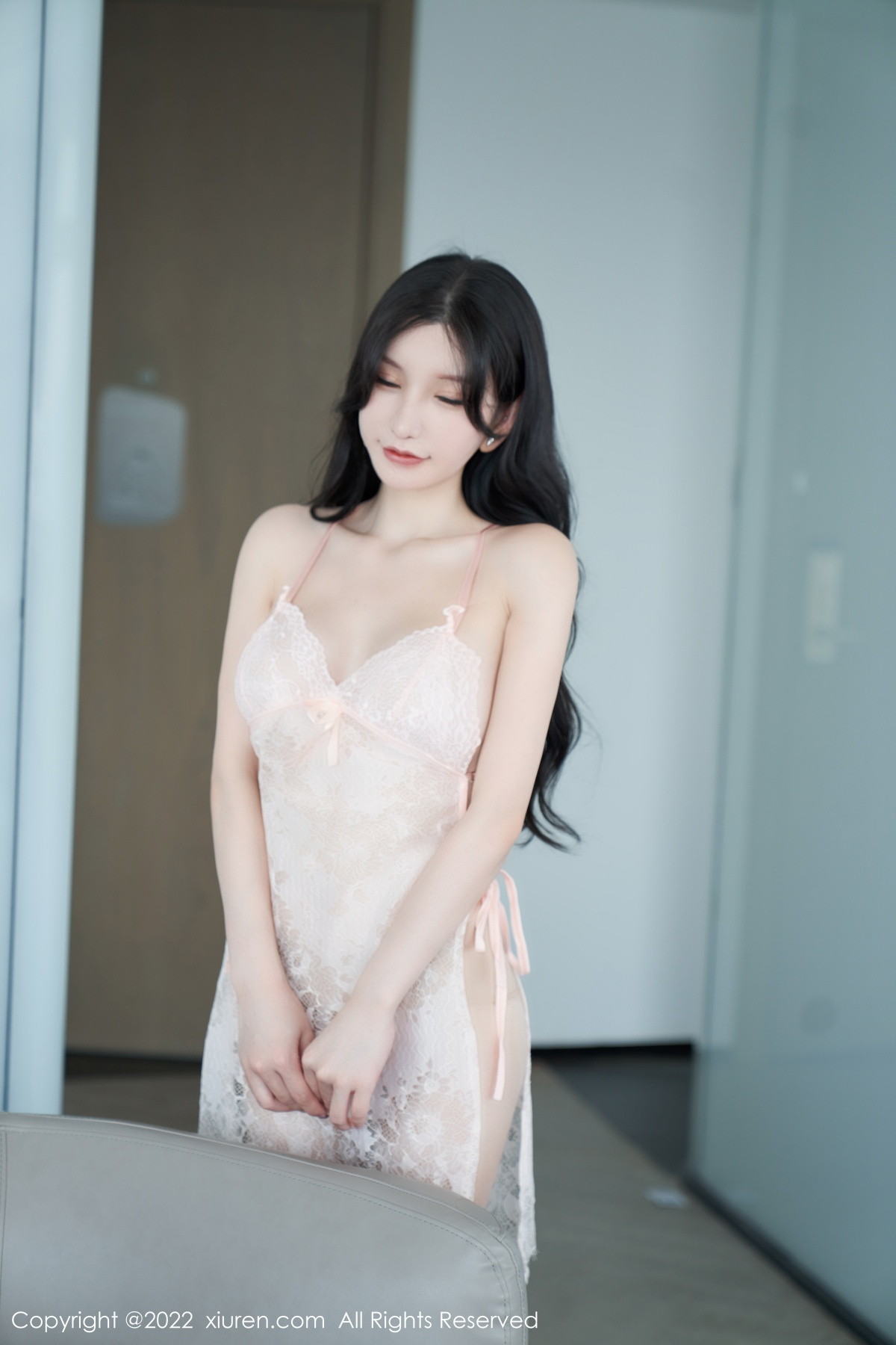 xgyw.top_XiuRen第5881期_女神周于希Sally心愿旅拍性感粉色长裙 白色薄纱惹火诱惑写真80P