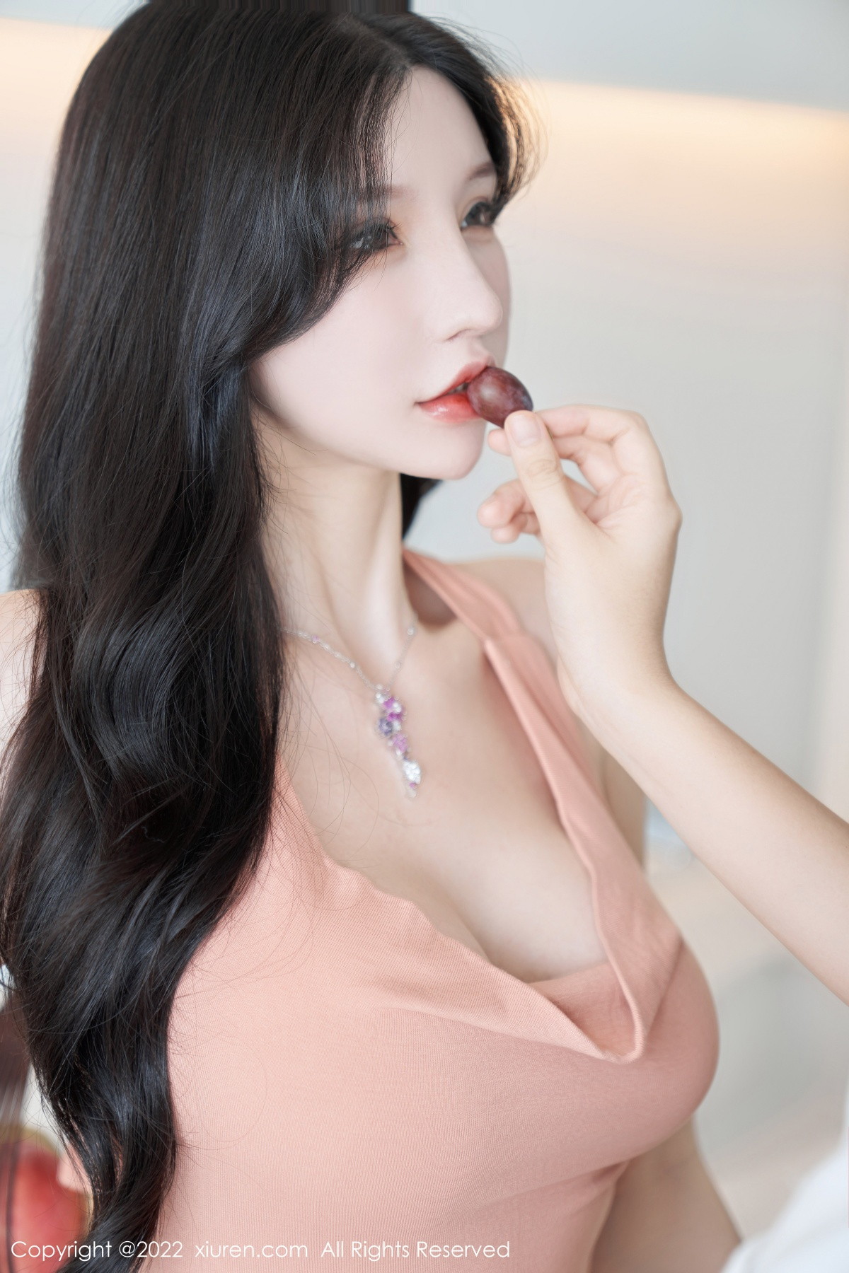 xgyw.top_XiuRen第5881期_女神周于希Sally心愿旅拍性感粉色长裙 白色薄纱惹火诱惑写真80P