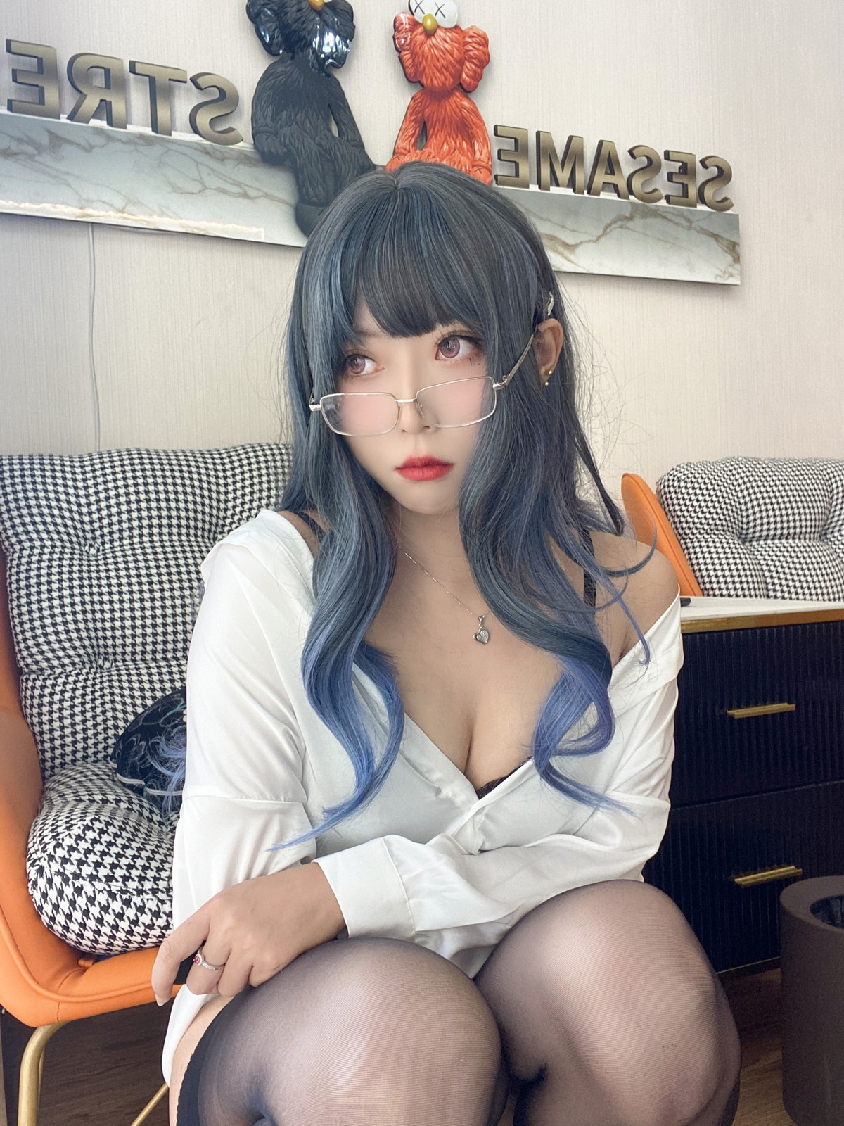 xgyw.top_动漫博主Money冷冷衬衫裙主题私房性感白衬衫配黑丝吊袜秀翘臀美腿诱惑写真84P