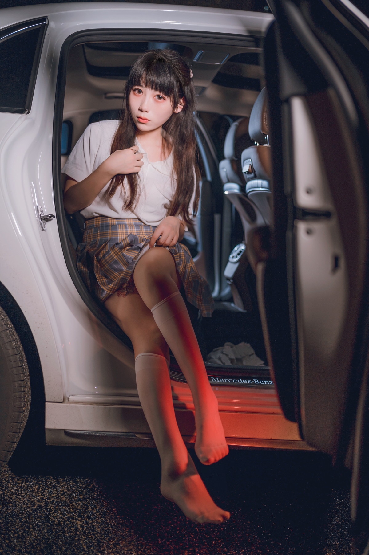 xgyw.top_网络美女Usejan奔驰主题户外豪车里脱性感白T露粉色内衣秀完美身材诱惑写真40P