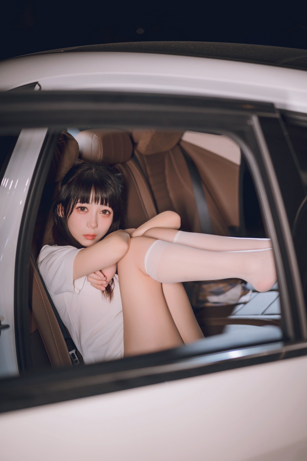 xgyw.top_网络美女Usejan奔驰主题户外豪车里脱性感白T露粉色内衣秀完美身材诱惑写真40P