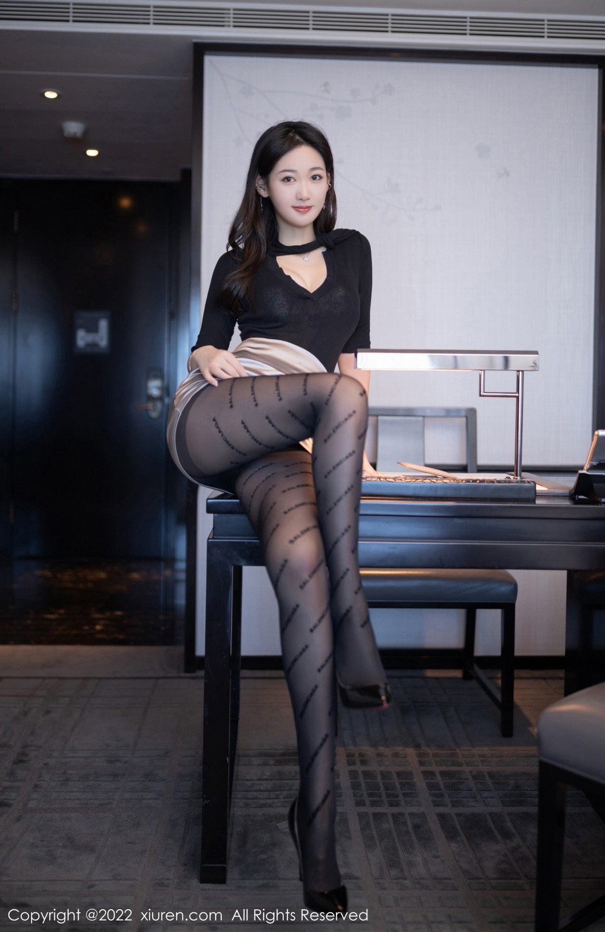 xgyw.top_XiuRen第5887期_模特唐安琪秘书角色黑色收身衣配银色短裙秀曼妙身姿诱惑写真78P