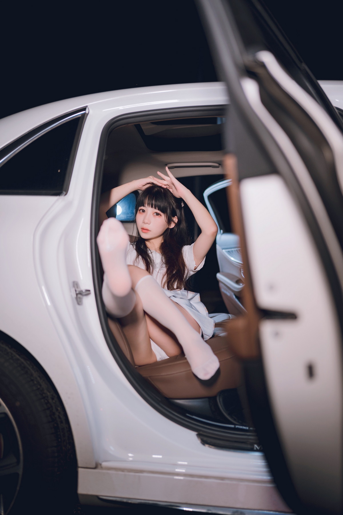 xgyw.top_网络美女Usejan奔驰主题户外豪车里脱性感白T露粉色内衣秀完美身材诱惑写真40P