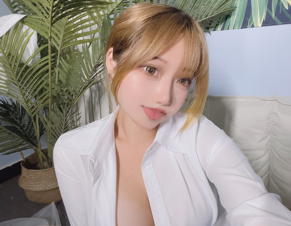 xgyw.top_网络美女Eloise软软OL主题性感白T配黑短裙半脱露超薄无内黑丝秀翘臀诱惑写真101P