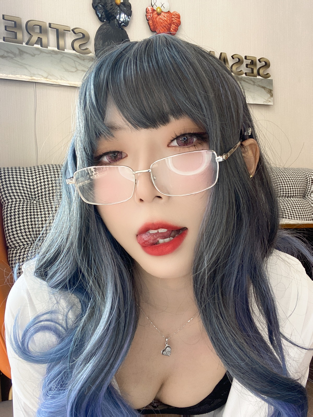 xgyw.top_动漫博主Money冷冷衬衫裙主题私房性感白衬衫配黑丝吊袜秀翘臀美腿诱惑写真84P