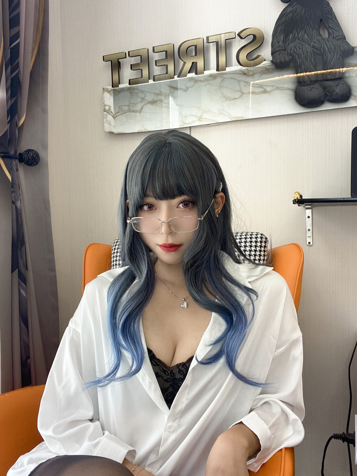 xgyw.top_动漫博主Money冷冷衬衫裙主题私房性感白衬衫配黑丝吊袜秀翘臀美腿诱惑写真84P