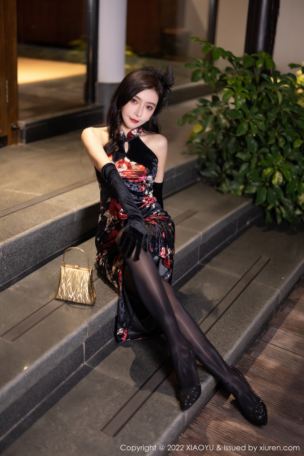 xgyw.top_[XiaoYu画语界]Vol.909_女神王馨瑶yanni脱性感深色旗袍露红色内衣配开档黑丝诱惑写真90P
