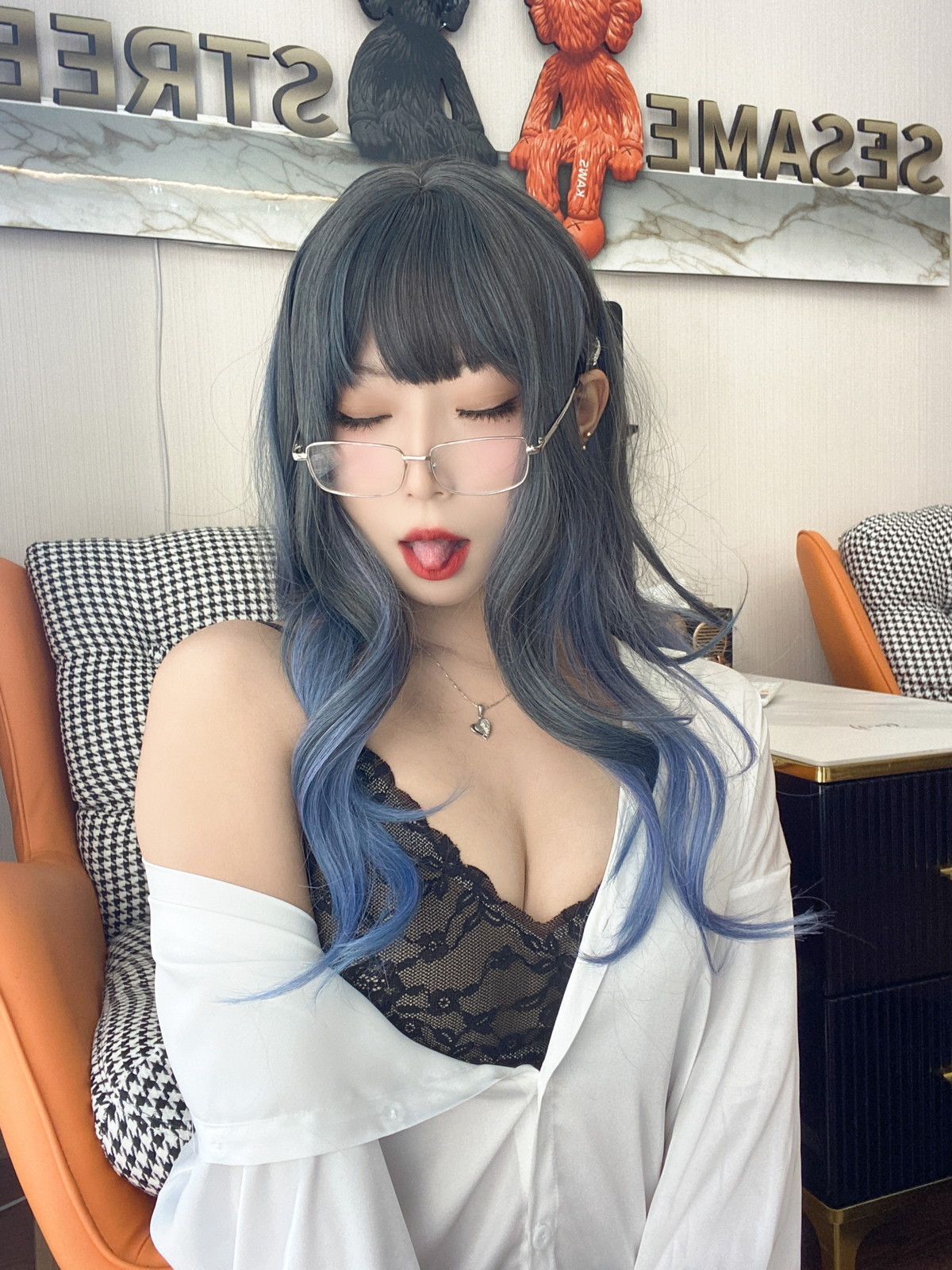 xgyw.top_动漫博主Money冷冷衬衫裙主题私房性感白衬衫配黑丝吊袜秀翘臀美腿诱惑写真84P