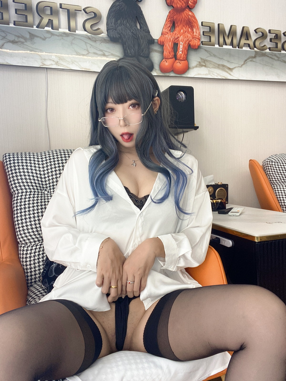 xgyw.top_动漫博主Money冷冷衬衫裙主题私房性感白衬衫配黑丝吊袜秀翘臀美腿诱惑写真84P