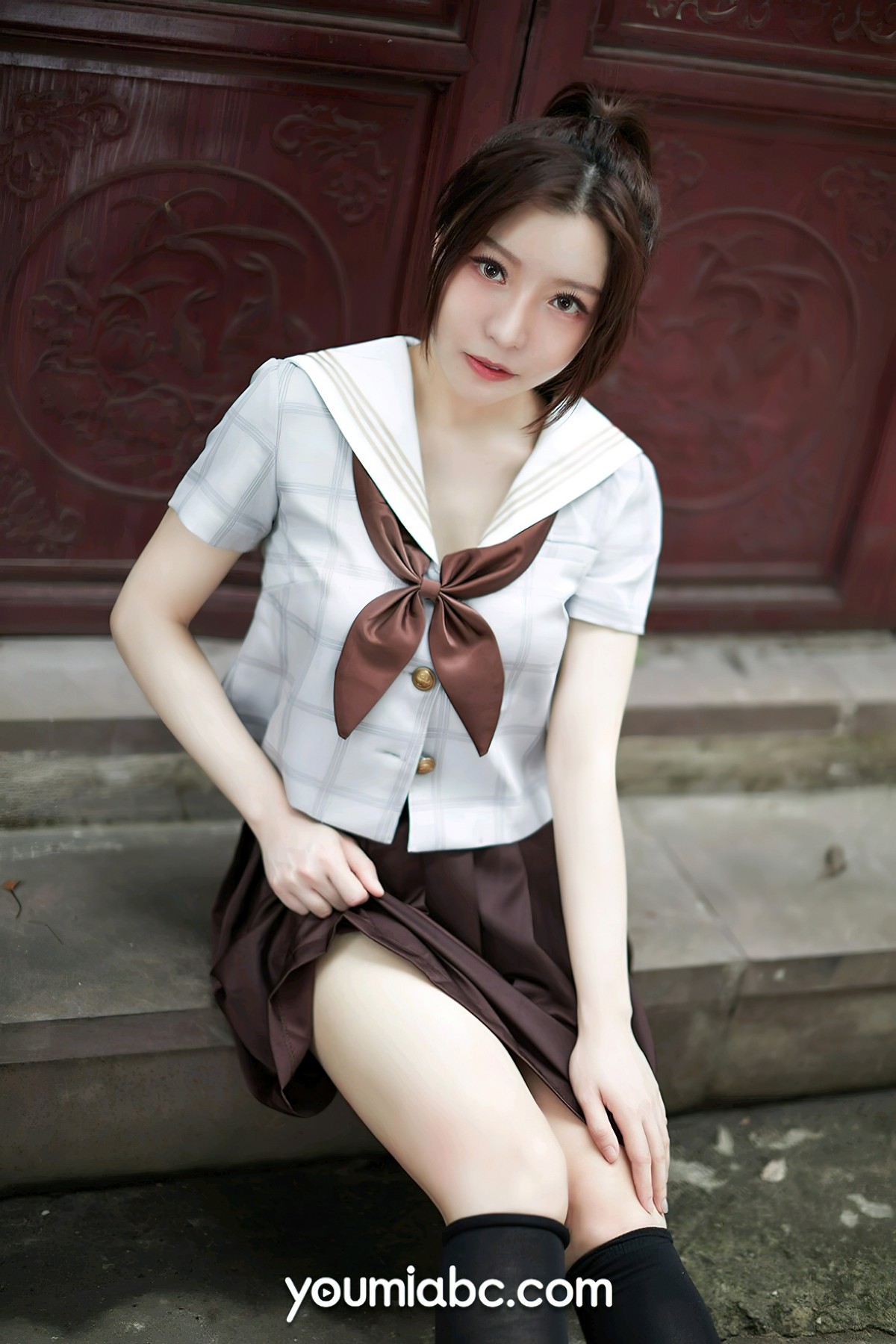 xgyw.top_[YouMi尤蜜]Vol.862_模特白亦户外性感JK制服半脱秀白嫩肌肤性感美腿迷人写真24P