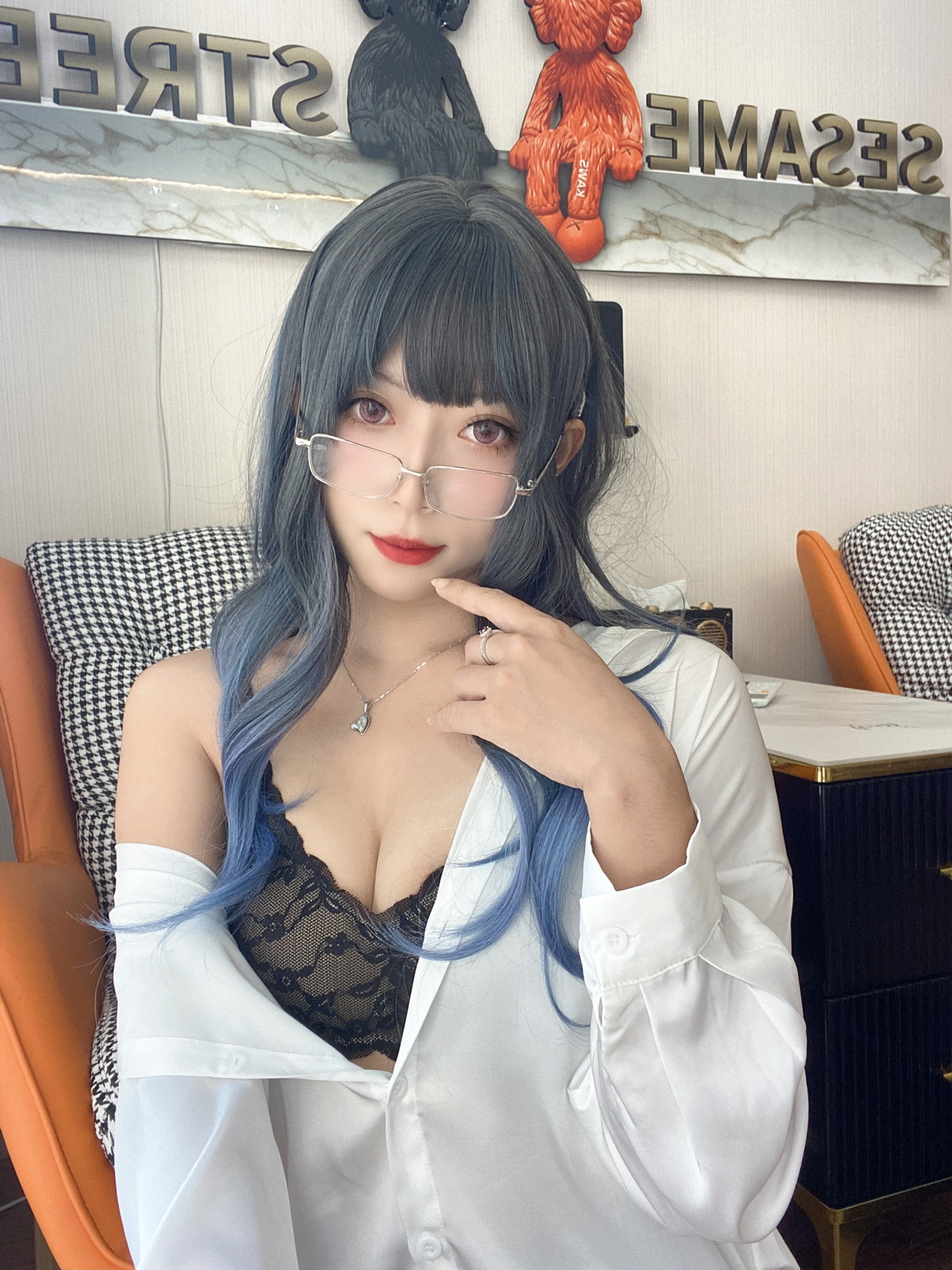 xgyw.top_动漫博主Money冷冷衬衫裙主题私房性感白衬衫配黑丝吊袜秀翘臀美腿诱惑写真84P