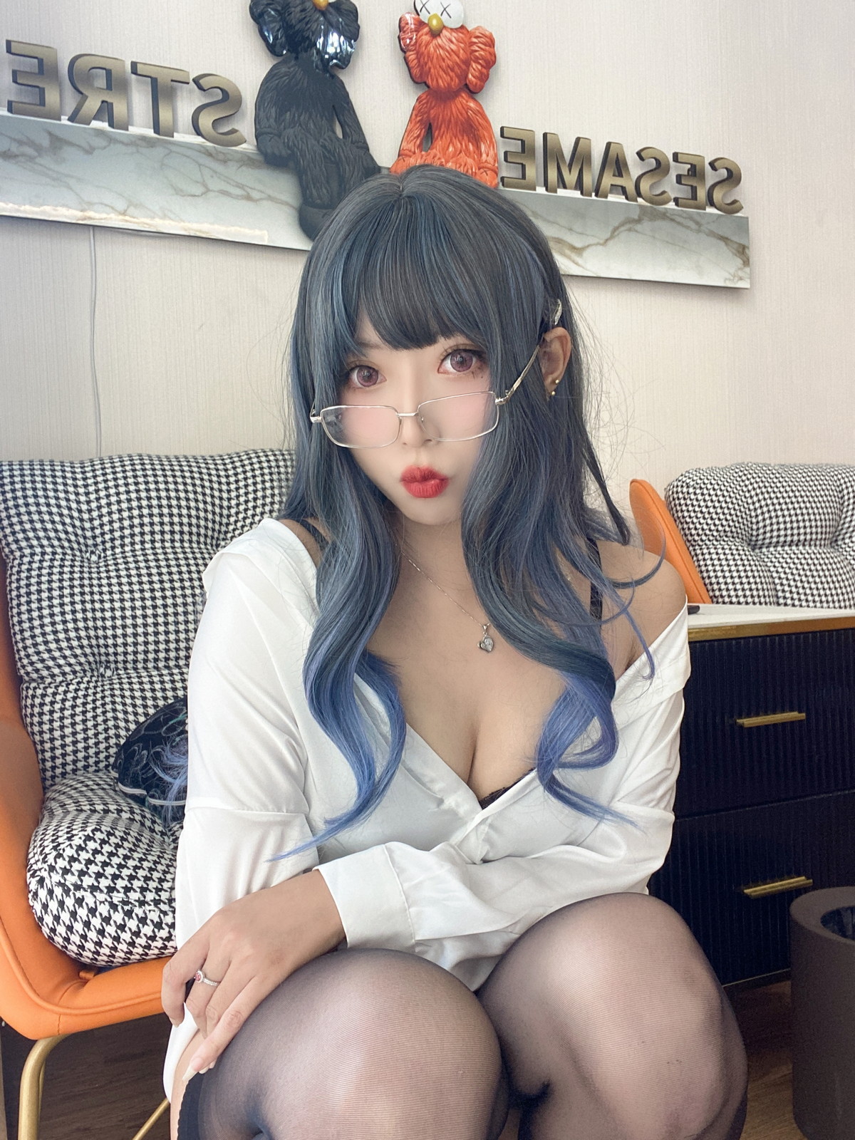 xgyw.top_动漫博主Money冷冷衬衫裙主题私房性感白衬衫配黑丝吊袜秀翘臀美腿诱惑写真84P