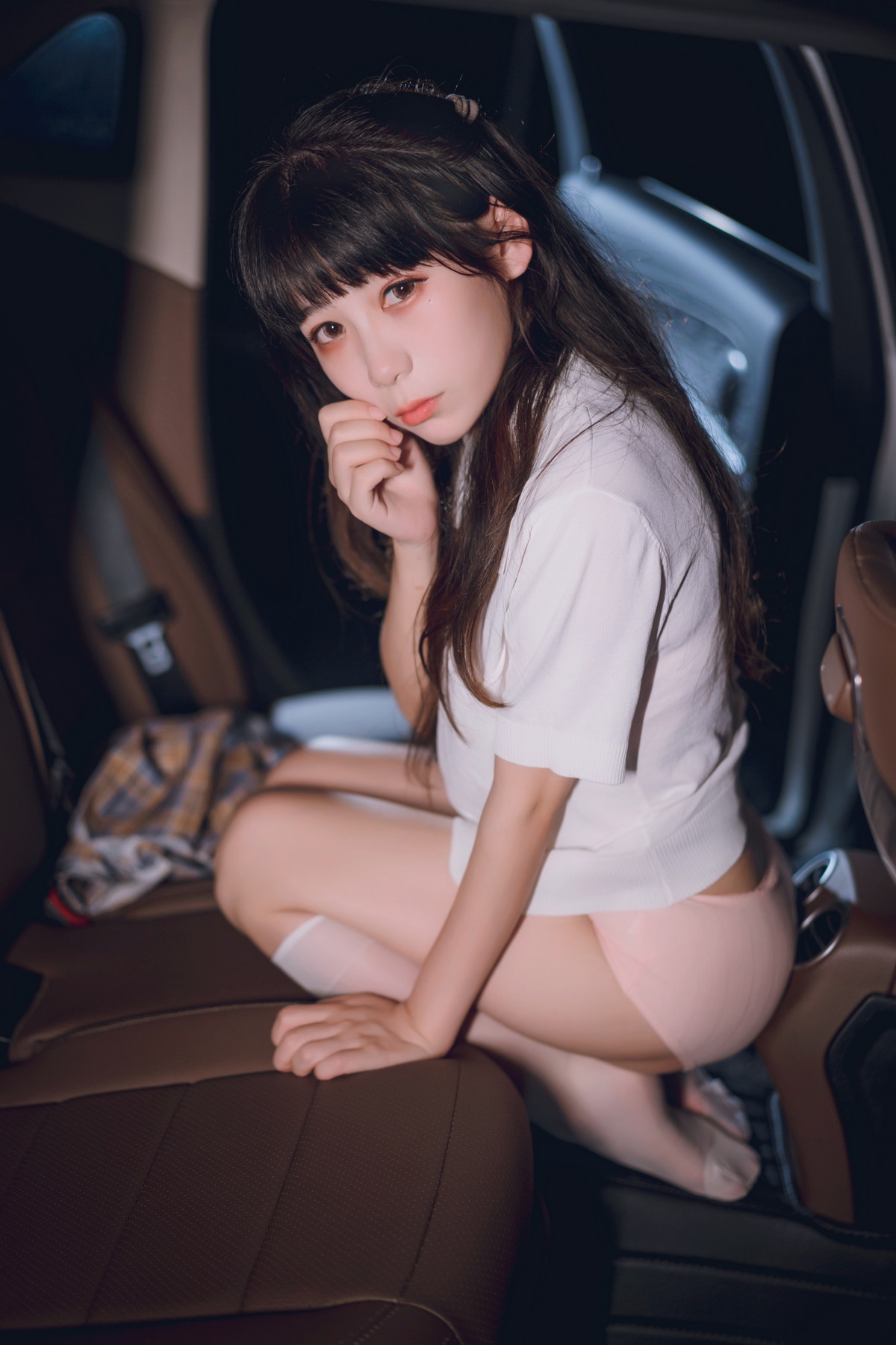 xgyw.top_网络美女Usejan奔驰主题户外豪车里脱性感白T露粉色内衣秀完美身材诱惑写真40P