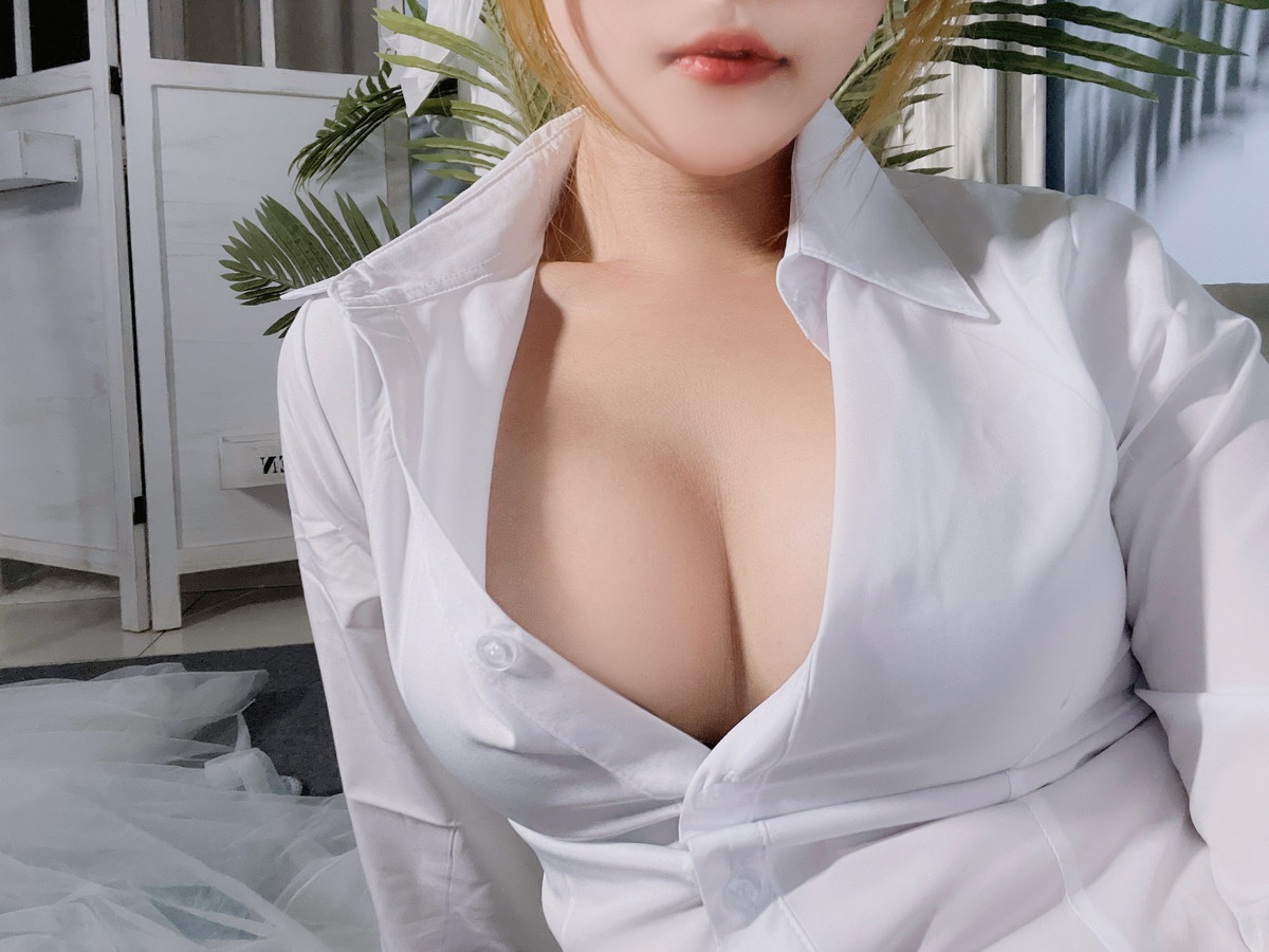 xgyw.top_网络美女Eloise软软OL主题性感白T配黑短裙半脱露超薄无内黑丝秀翘臀诱惑写真101P