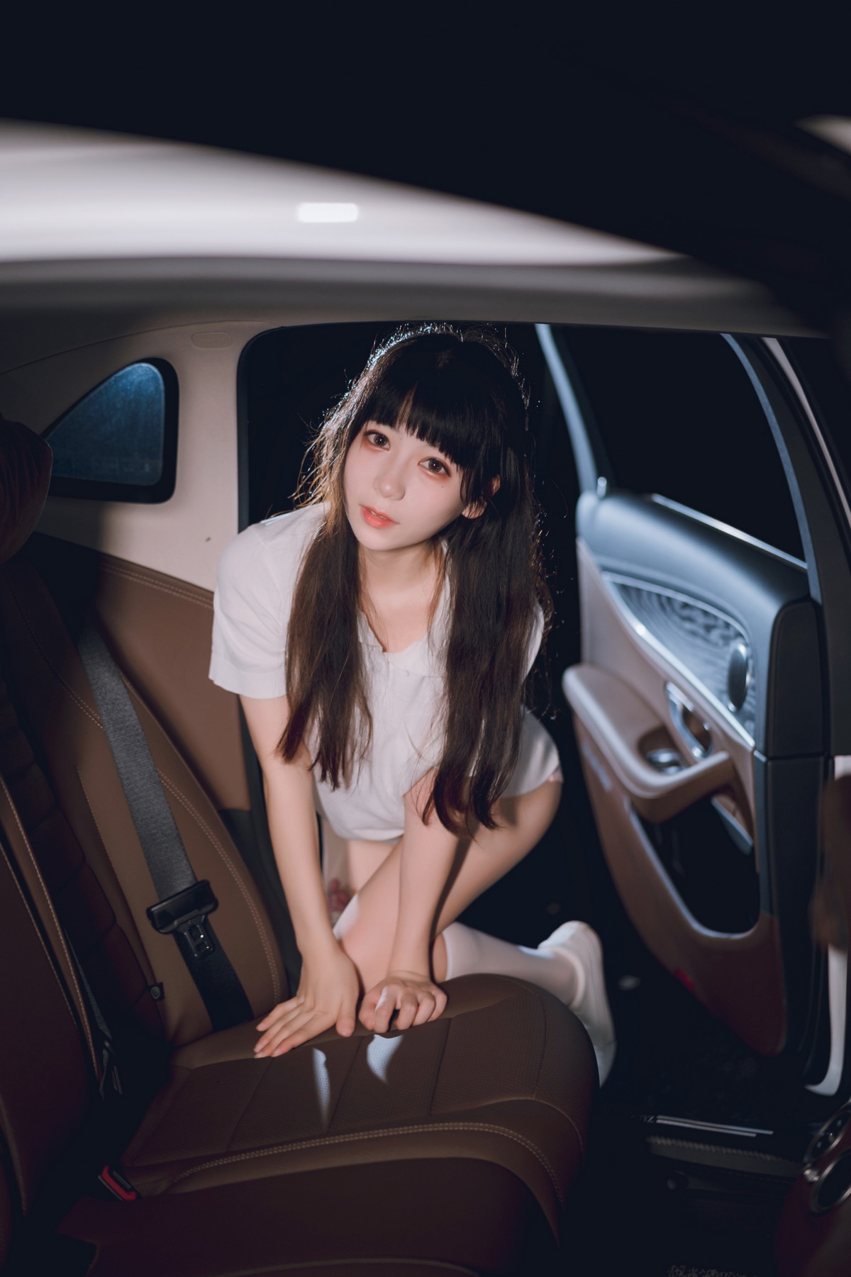 xgyw.top_网络美女Usejan奔驰主题户外豪车里脱性感白T露粉色内衣秀完美身材诱惑写真40P