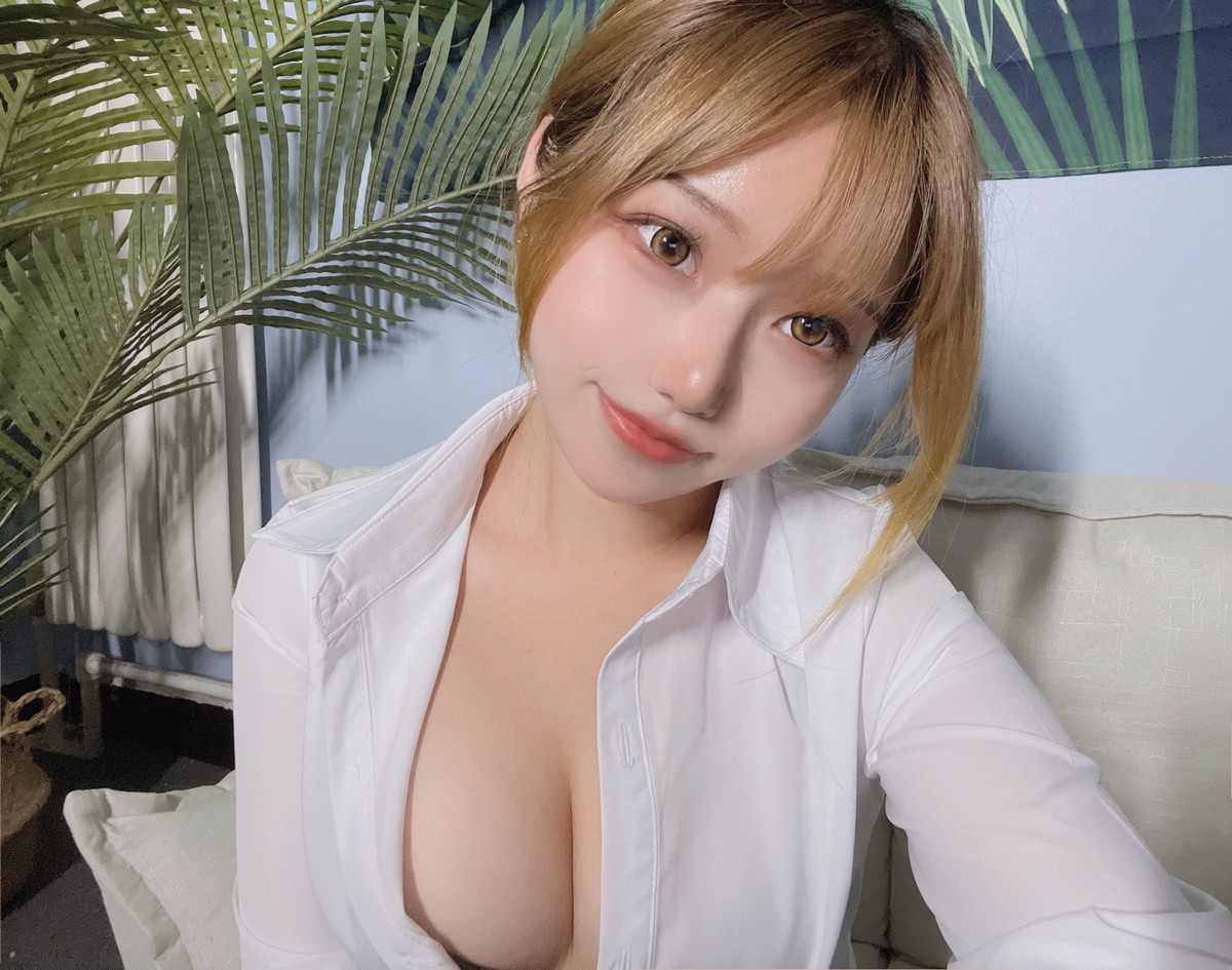 xgyw.top_网络美女Eloise软软OL主题性感白T配黑短裙半脱露超薄无内黑丝秀翘臀诱惑写真101P
