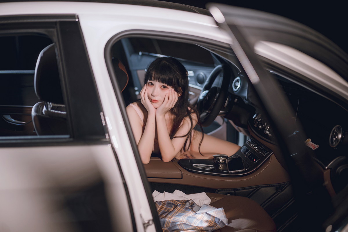 xgyw.top_网络美女Usejan奔驰主题户外豪车里脱性感白T露粉色内衣秀完美身材诱惑写真40P