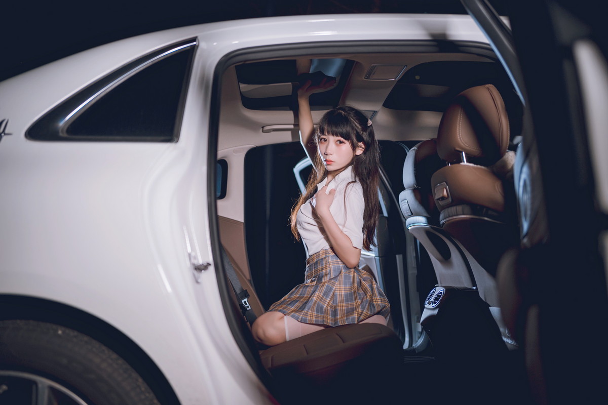 xgyw.top_网络美女Usejan奔驰主题户外豪车里脱性感白T露粉色内衣秀完美身材诱惑写真40P