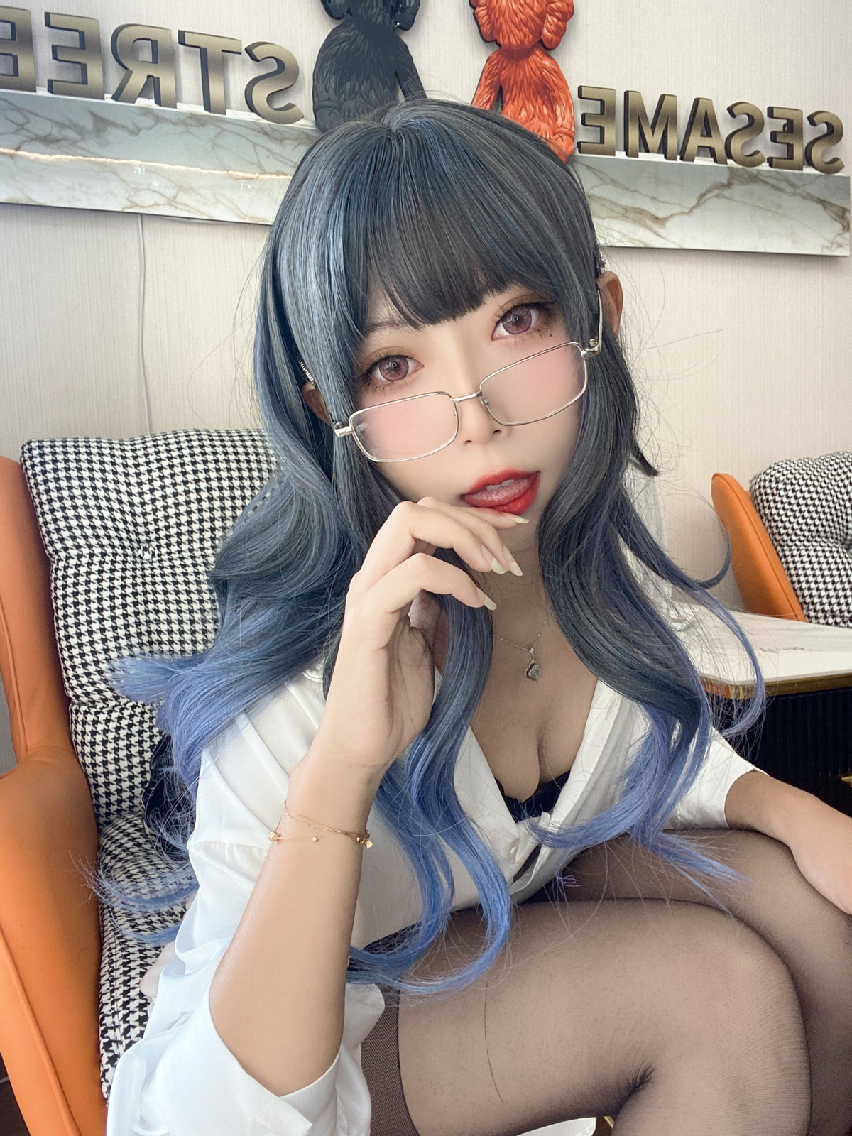 xgyw.top_动漫博主Money冷冷衬衫裙主题私房性感白衬衫配黑丝吊袜秀翘臀美腿诱惑写真84P