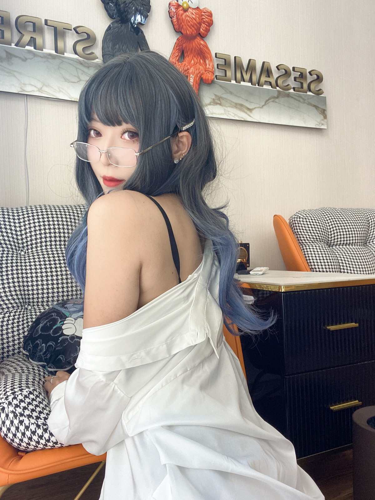 xgyw.top_动漫博主Money冷冷衬衫裙主题私房性感白衬衫配黑丝吊袜秀翘臀美腿诱惑写真84P