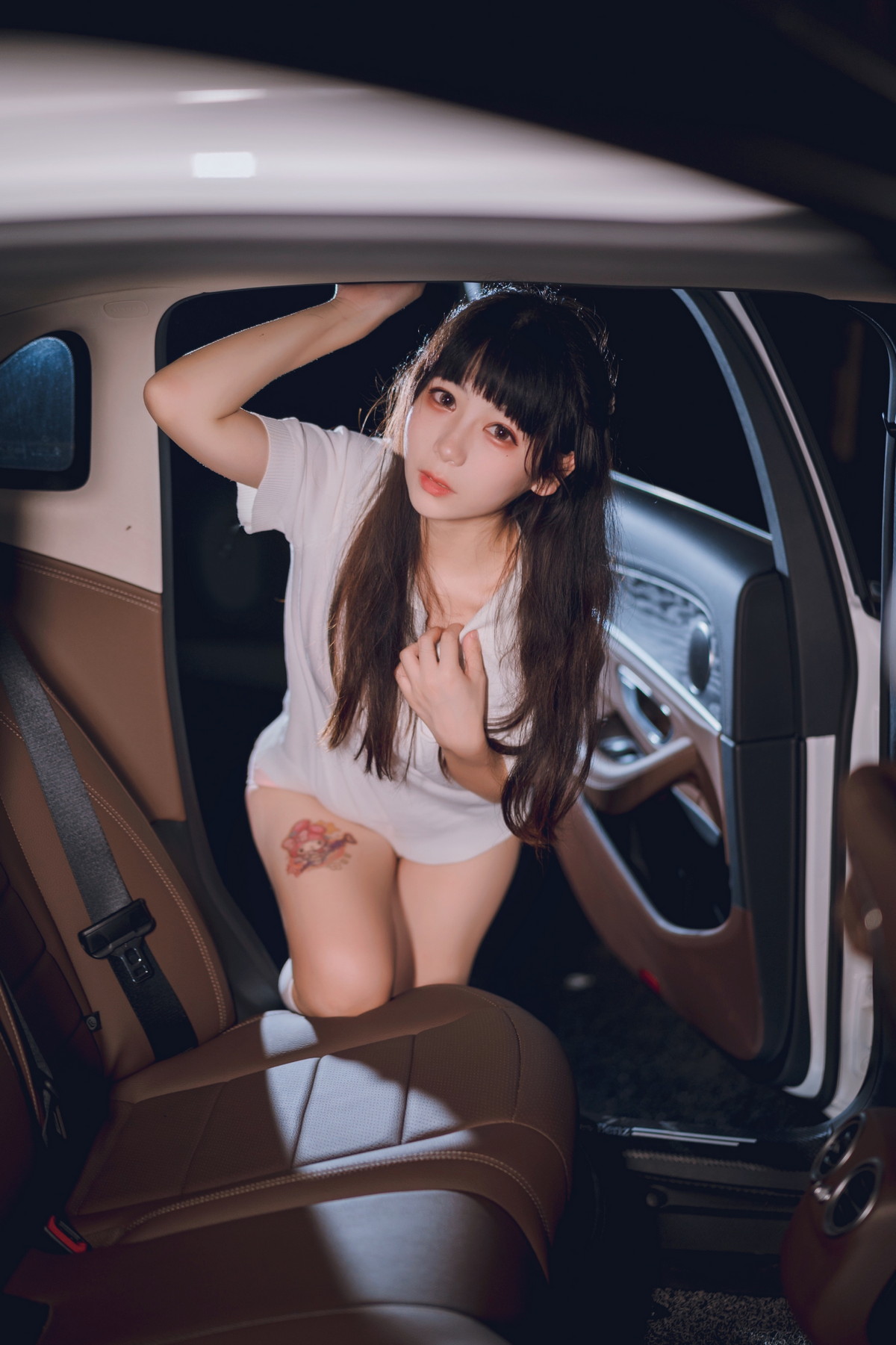xgyw.top_网络美女Usejan奔驰主题户外豪车里脱性感白T露粉色内衣秀完美身材诱惑写真40P