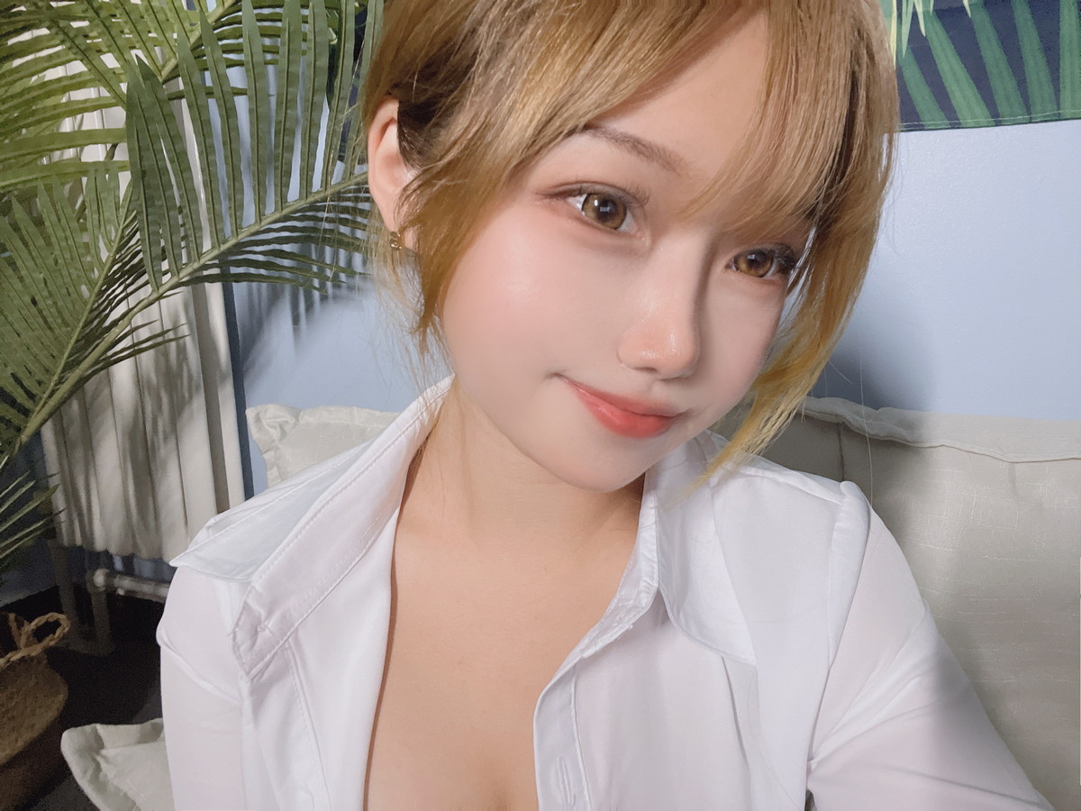 xgyw.top_网络美女Eloise软软OL主题性感白T配黑短裙半脱露超薄无内黑丝秀翘臀诱惑写真101P
