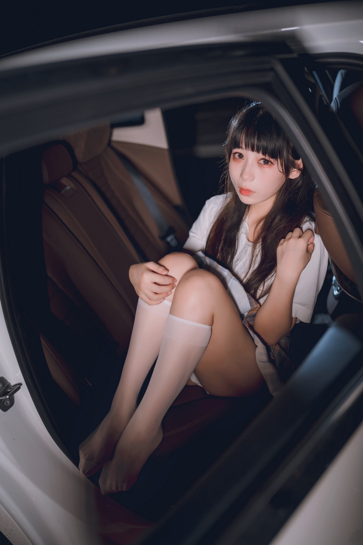 xgyw.top_网络美女Usejan奔驰主题户外豪车里脱性感白T露粉色内衣秀完美身材诱惑写真40P
