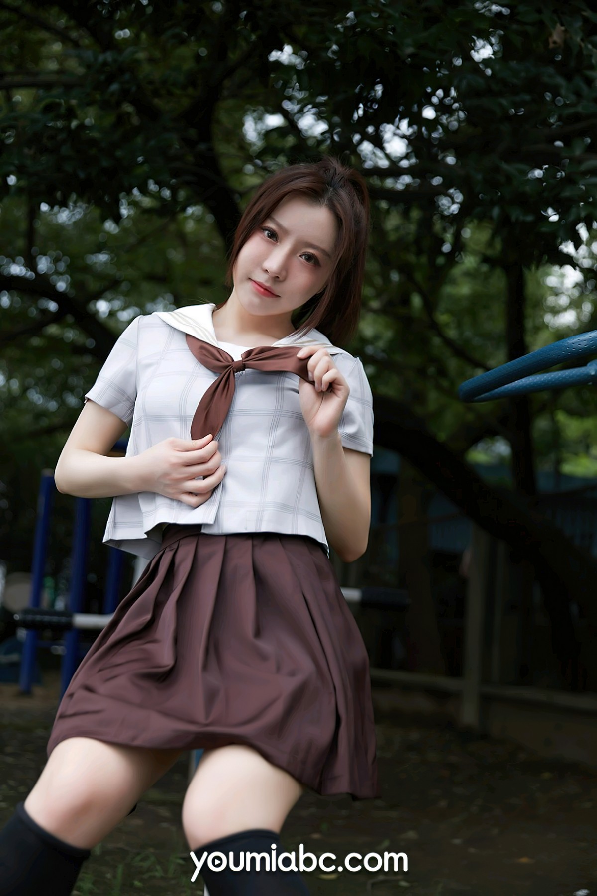 xgyw.top_[YouMi尤蜜]Vol.862_模特白亦户外性感JK制服半脱秀白嫩肌肤性感美腿迷人写真24P