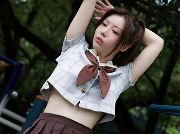 [YouMi尤蜜]Vol.862_车模白亦户外性感JK工作服半脱秀白皙肌肤性感美腿迷人写真24P