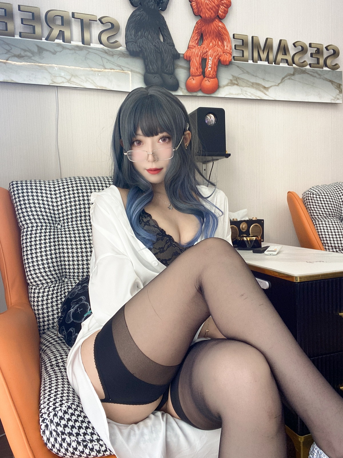 xgyw.top_动漫博主Money冷冷衬衫裙主题私房性感白衬衫配黑丝吊袜秀翘臀美腿诱惑写真84P
