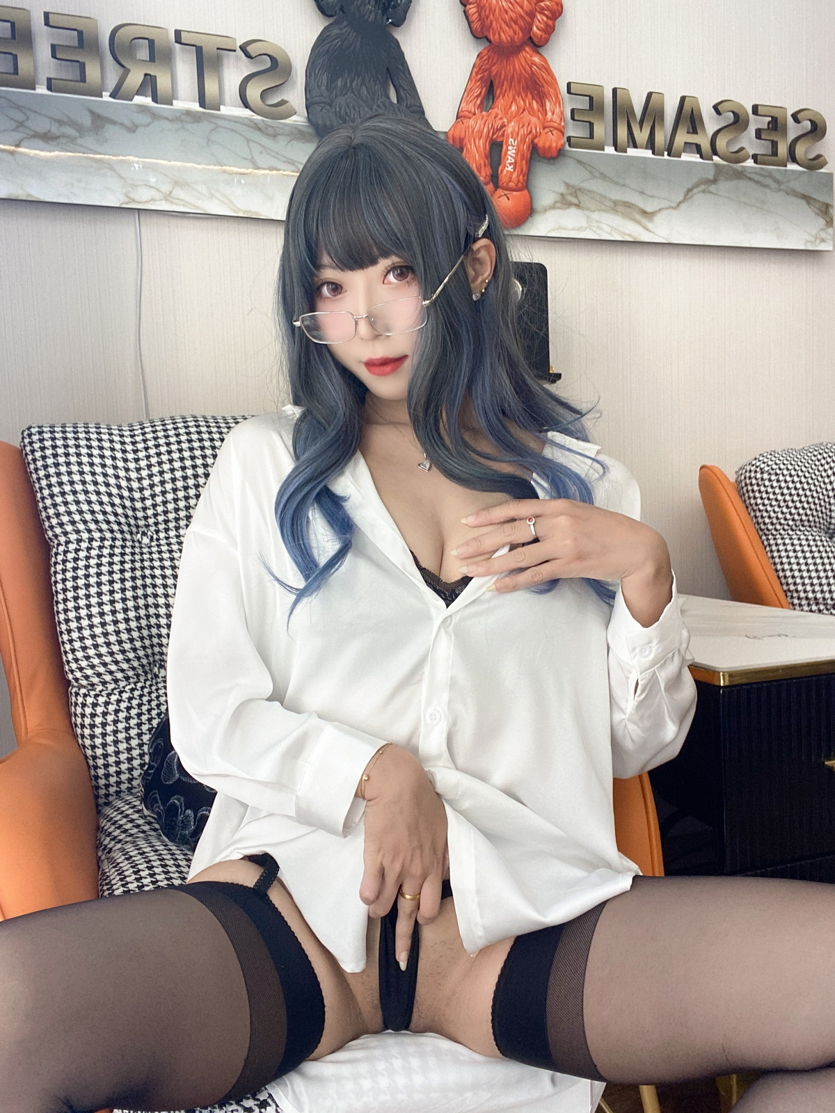 xgyw.top_动漫博主Money冷冷衬衫裙主题私房性感白衬衫配黑丝吊袜秀翘臀美腿诱惑写真84P