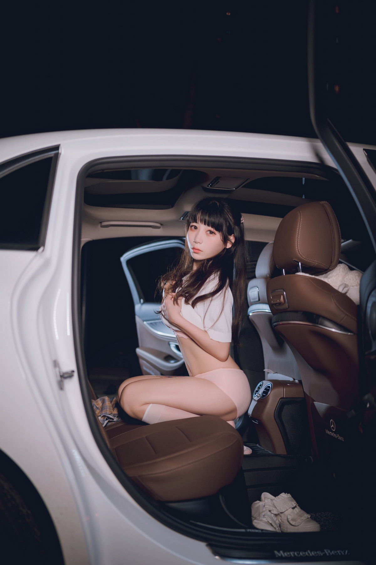 xgyw.top_网络美女Usejan奔驰主题户外豪车里脱性感白T露粉色内衣秀完美身材诱惑写真40P