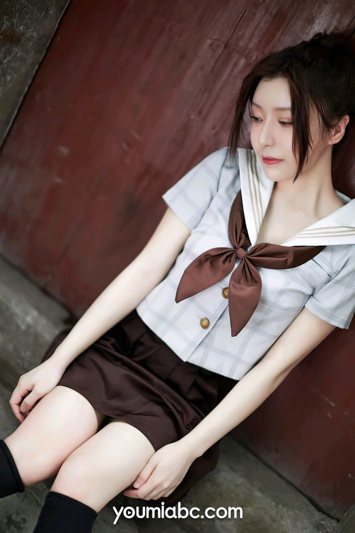 xgyw.top_[YouMi尤蜜]Vol.862_模特白亦户外性感JK制服半脱秀白嫩肌肤性感美腿迷人写真24P