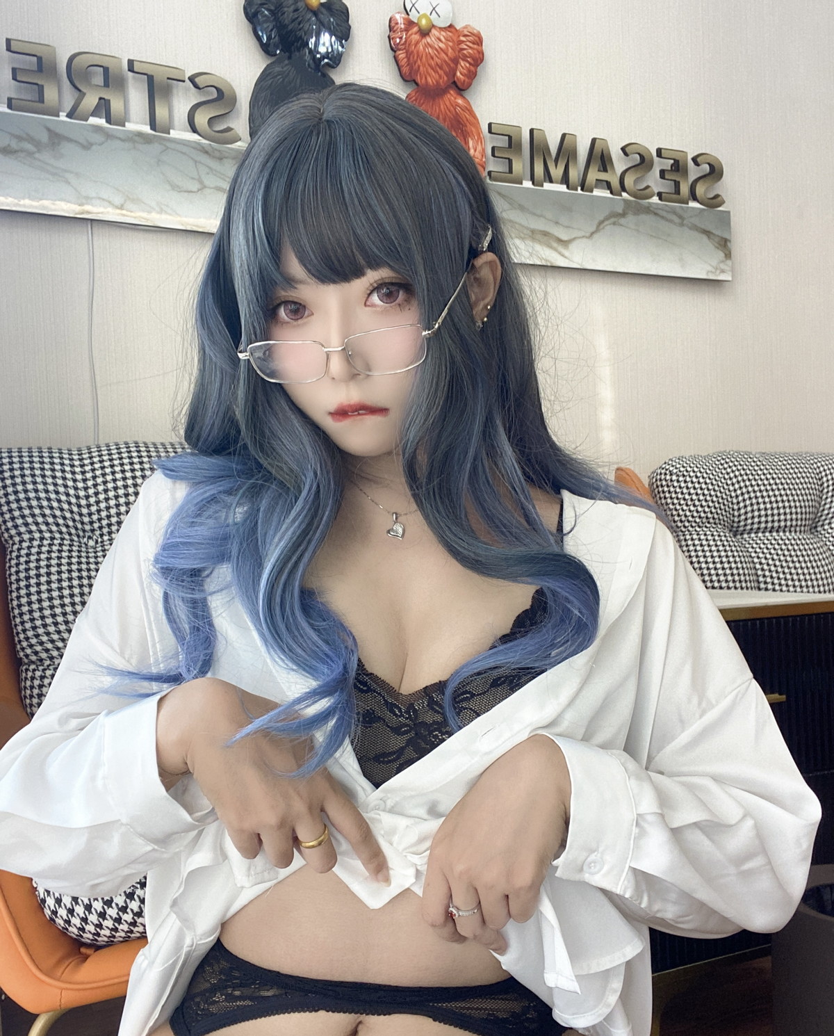 xgyw.top_动漫博主Money冷冷衬衫裙主题私房性感白衬衫配黑丝吊袜秀翘臀美腿诱惑写真84P