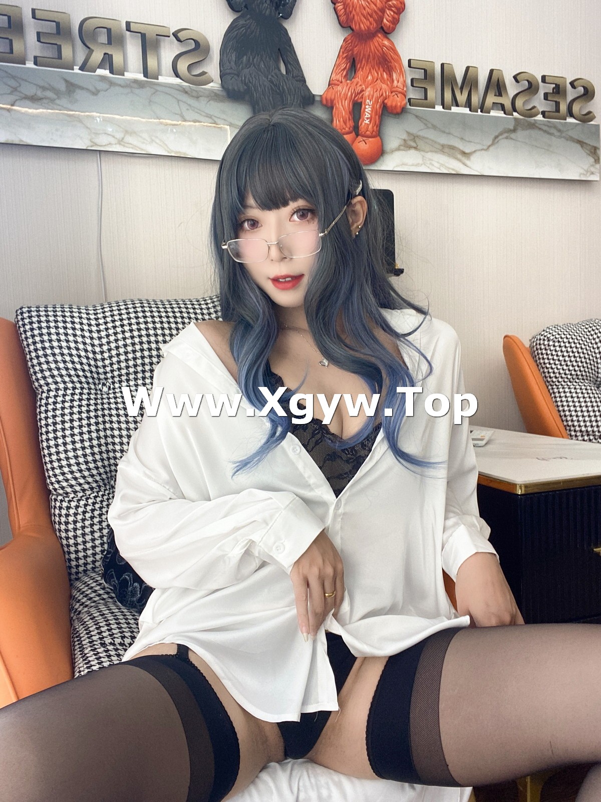 xgyw.top_动漫博主Money冷冷衬衫裙主题私房性感白衬衫配黑丝吊袜秀翘臀美腿诱惑写真84P