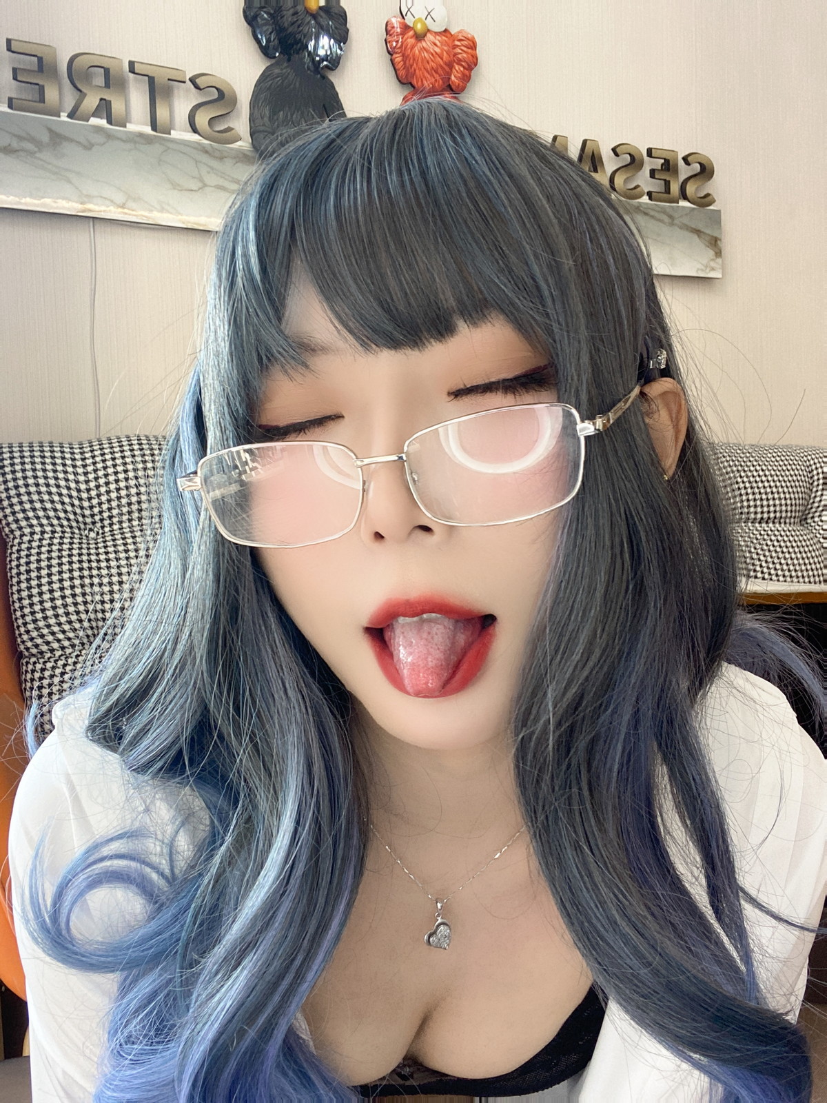xgyw.top_动漫博主Money冷冷衬衫裙主题私房性感白衬衫配黑丝吊袜秀翘臀美腿诱惑写真84P