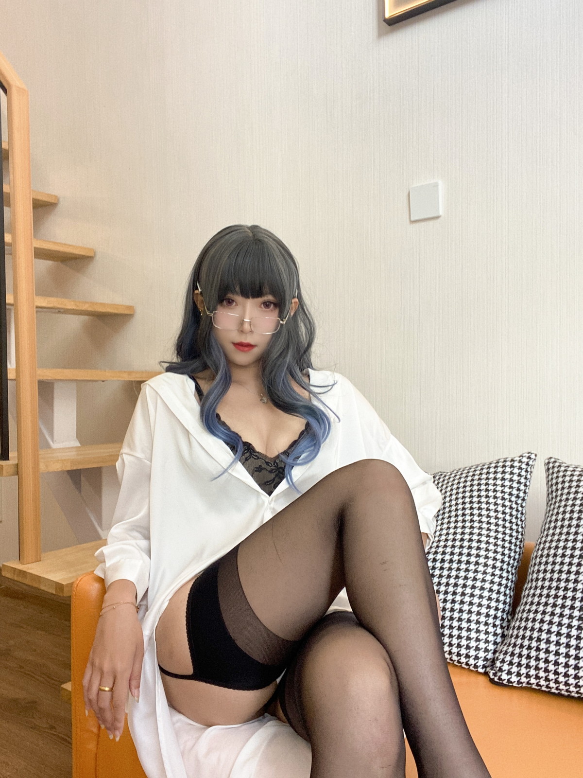xgyw.top_动漫博主Money冷冷衬衫裙主题私房性感白衬衫配黑丝吊袜秀翘臀美腿诱惑写真84P