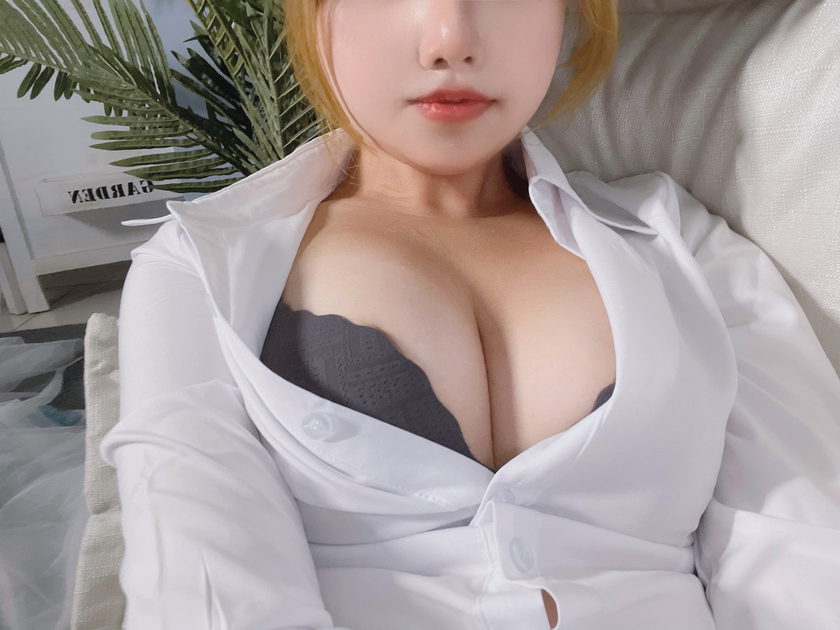 xgyw.top_网络美女Eloise软软OL主题性感白T配黑短裙半脱露超薄无内黑丝秀翘臀诱惑写真101P