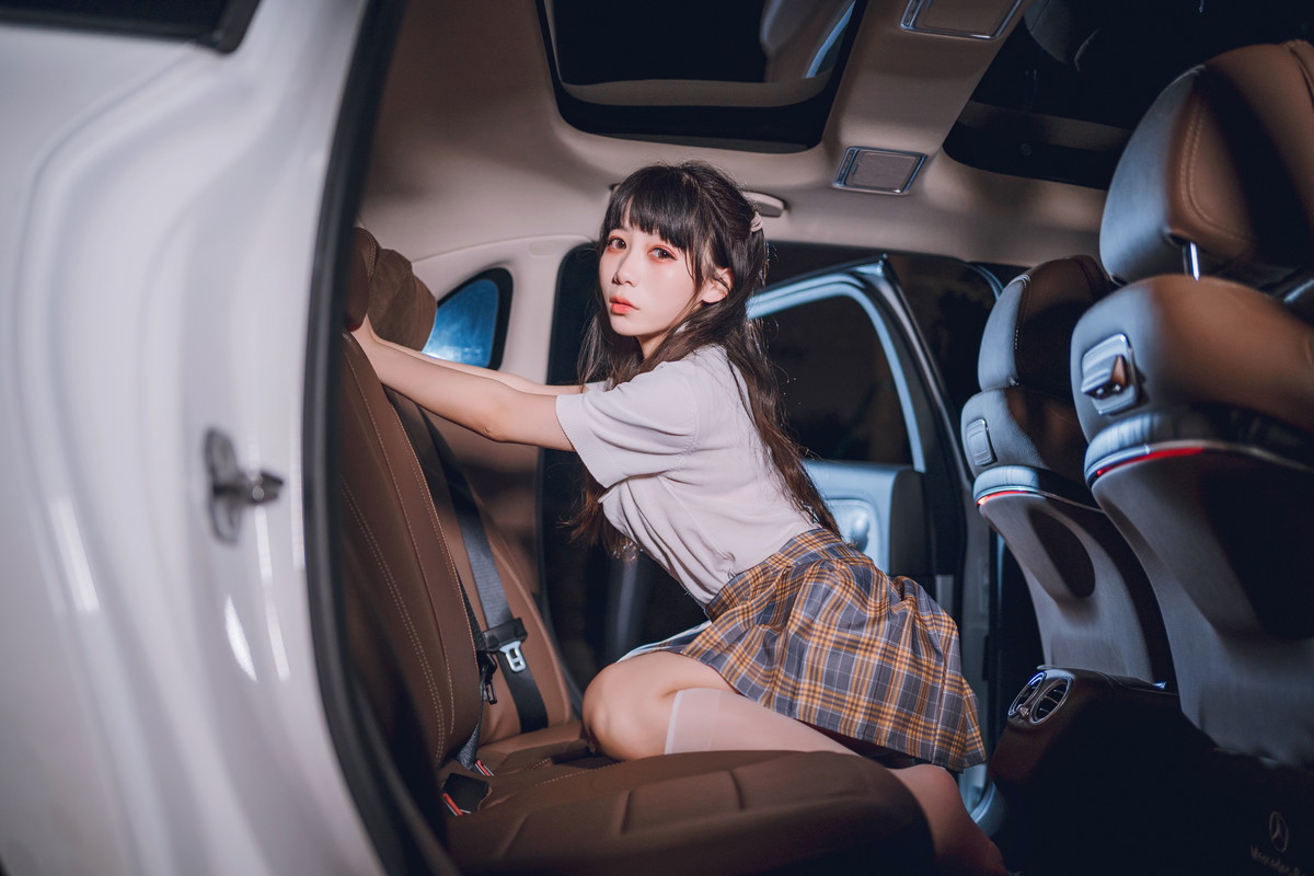 xgyw.top_网络美女Usejan奔驰主题户外豪车里脱性感白T露粉色内衣秀完美身材诱惑写真40P