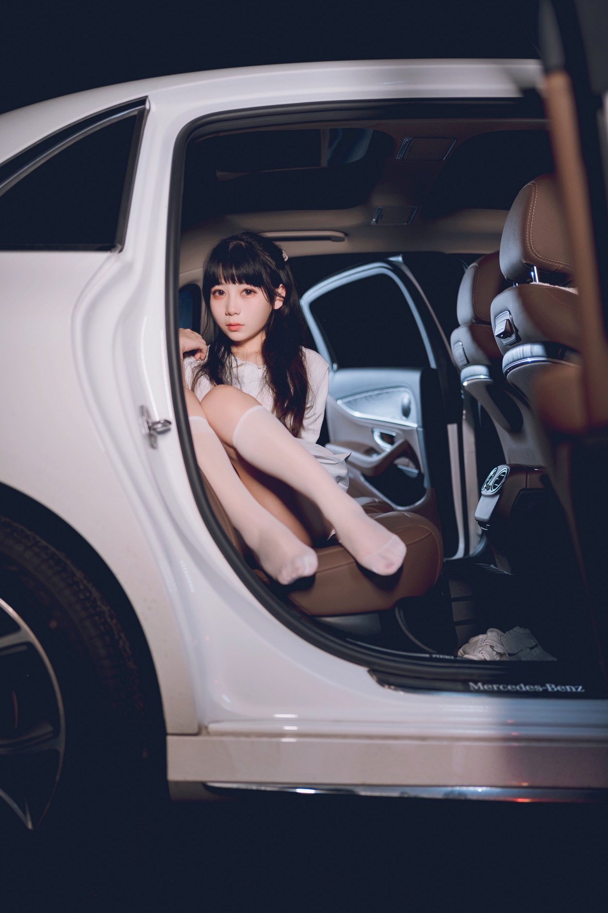 xgyw.top_网络美女Usejan奔驰主题户外豪车里脱性感白T露粉色内衣秀完美身材诱惑写真40P