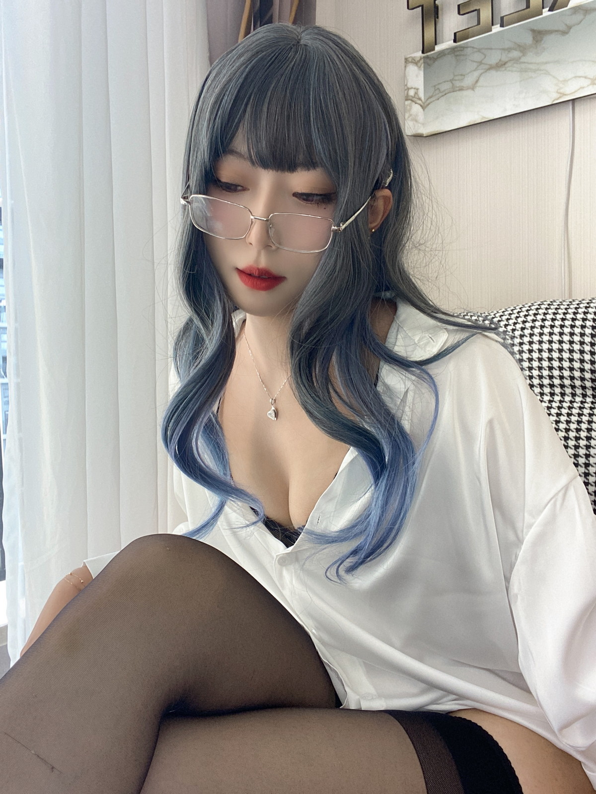 xgyw.top_动漫博主Money冷冷衬衫裙主题私房性感白衬衫配黑丝吊袜秀翘臀美腿诱惑写真84P