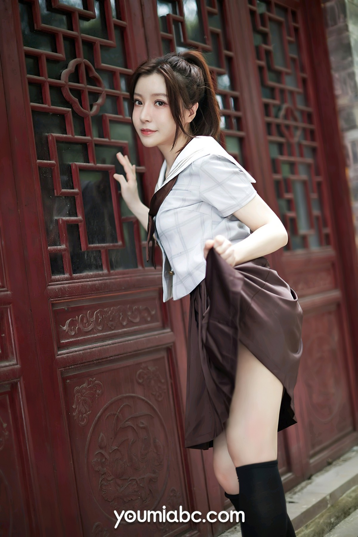 xgyw.top_[YouMi尤蜜]Vol.862_模特白亦户外性感JK制服半脱秀白嫩肌肤性感美腿迷人写真24P