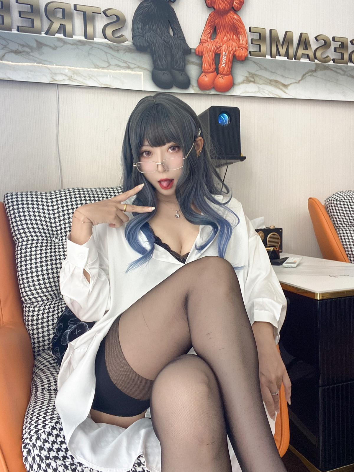 xgyw.top_动漫博主Money冷冷衬衫裙主题私房性感白衬衫配黑丝吊袜秀翘臀美腿诱惑写真84P