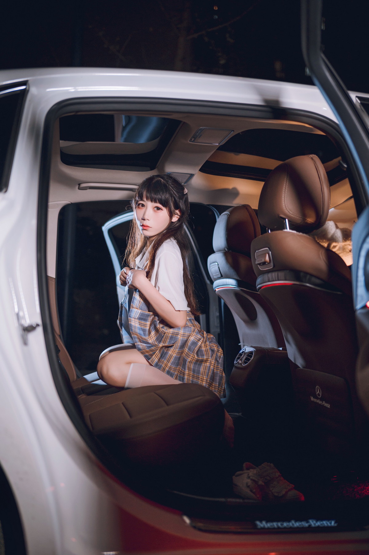xgyw.top_网络美女Usejan奔驰主题户外豪车里脱性感白T露粉色内衣秀完美身材诱惑写真40P